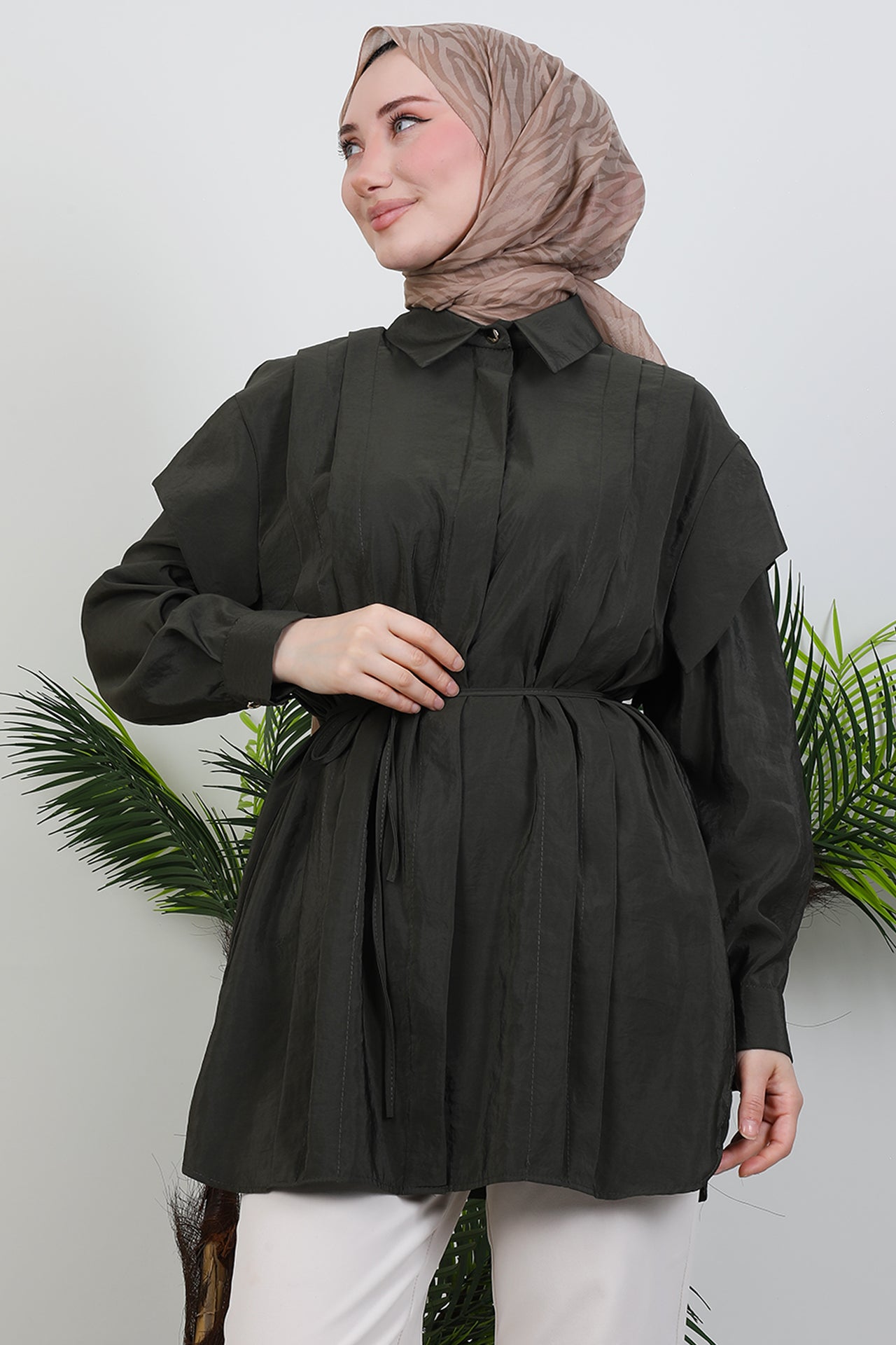 GIZAMILA Sleeve and Pleat Detail Shirt