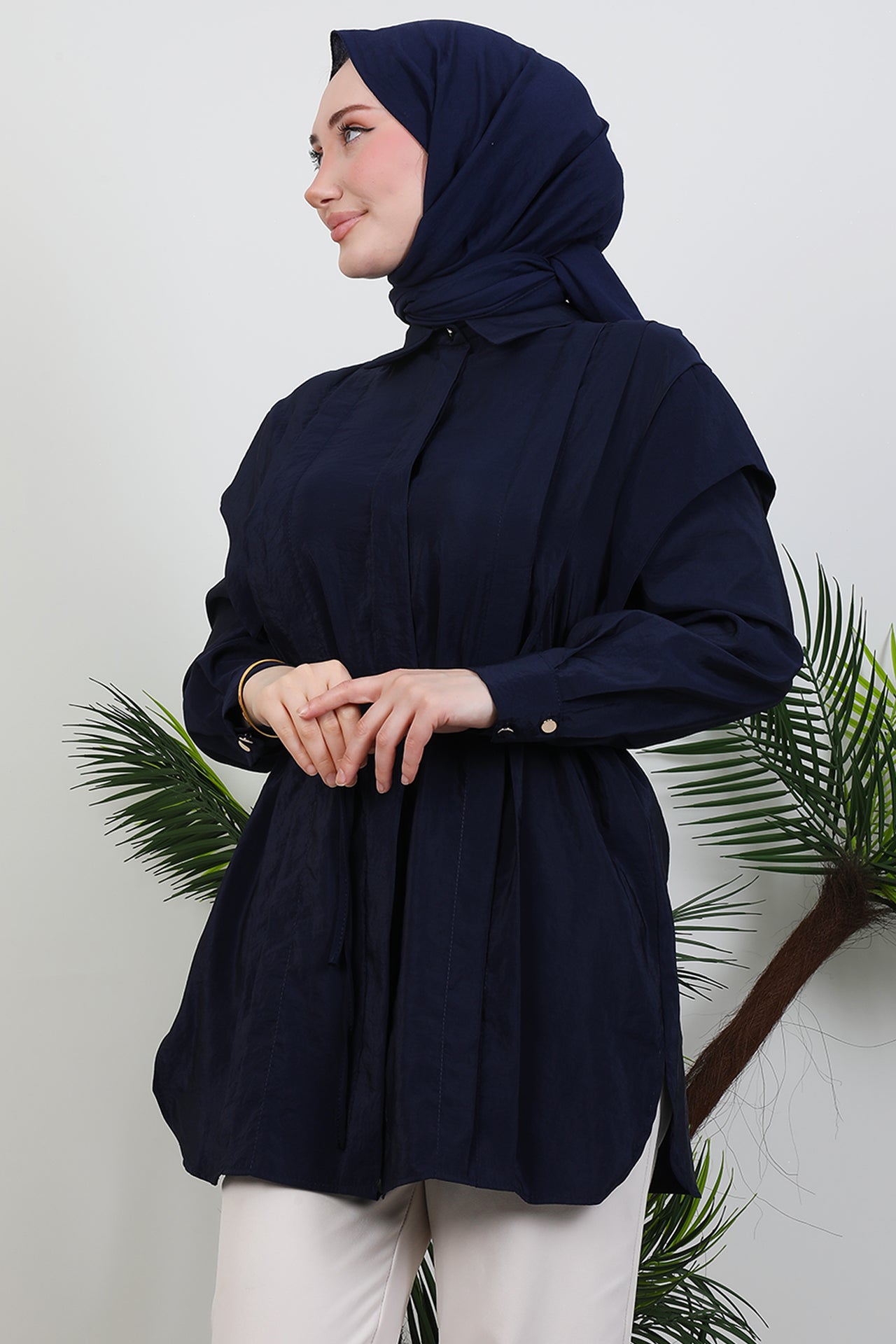 GIZAMILA Sleeve and Pleat Detail Shirt